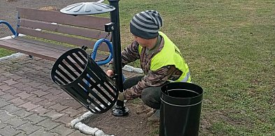 Wiosenne zmiany w Piątku: nowe kosze i pojemniki dla psów