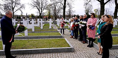86 lat od Zbrodni Katyńskiej. W Kutnie złożono kwiaty i przypomniano historię