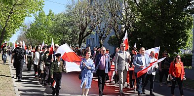 Mieszkańcy Kutna przeszli z 100-metrową flagą podczas obchodów 2 maja