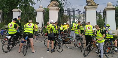 Kilkudziesięciu rowerzystów na historycznym szlaku pod Żychlinem