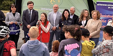Piknik Bezpieczny Powiat - Rodzina jest ok: 12 dzieci czeka na dom, służby edukują