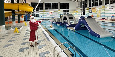 Świąteczny klimat na pływalni: wodny tor przeszkód i wizyta Mikołaja-16008