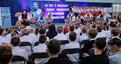 25 lat pod skrzydłami Reymonta – szkoła w Gołębiewku z nowym sztandarem [ZDJĘCIA]-14660