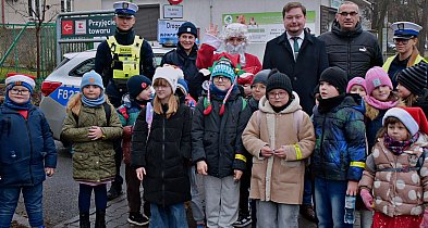 Mikołajkowa akcja Powiatu i Policji: prezenty, odblaski i bezpieczeństwo [FOTO]-16065
