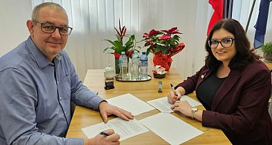 Szkoła podstawowa w Piątku otrzyma nowy dach. Gmina podpisała umowę