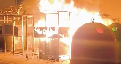 Groźny pożar w centrum Kutna: spłonęły śmietniki