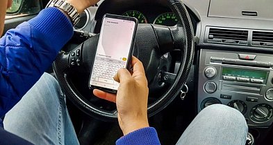 28 wykroczeń z użyciem telefonu. Policyjna akcja na kutnowskich drogach