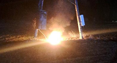 Chwile grozy w gminie Daszyna. Ogień pod słupem energetycznym w środku nocy