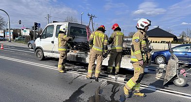 Pożar na skrzyżowaniu w Kutnie. Spłonęła tylna część dostawczaka