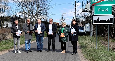 Mieszkańcy czekali latami. Chodnik w końcu powstaje