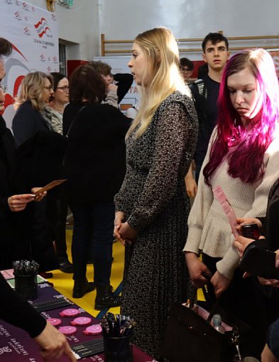 Akademicka przyszłość w Kutnie: Młodzież szuka drogi na targach edukacyjnych