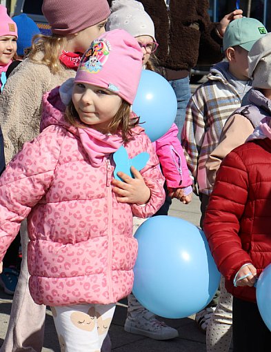 Tłumy na ulicach Kutna. Marsz na Niebiesko z ważnym przesłaniem