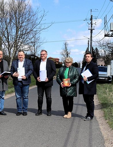 Mieszkańcy czekali latami. Chodnik w końcu powstaje