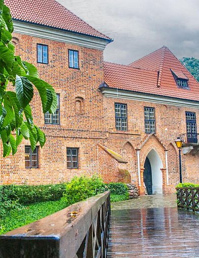 Chcesz wybić monety? Zamek w Oporowie zaprasza na Noc Muzeów