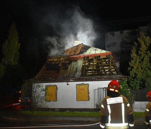 Ogień objął dach pustostanu - na miejscu 4 jednostki straży pożarnej [ZDJĘCIA]-14817