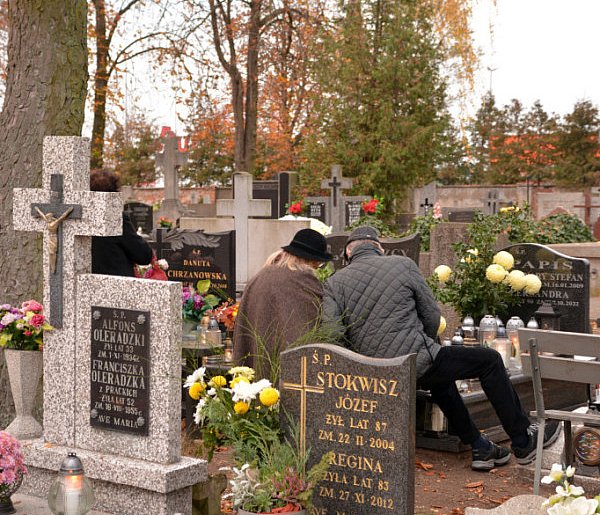 Savoir-vivre na 1 listopada. Jak się zachować podczas wizyty na cmentarzu?-15211
