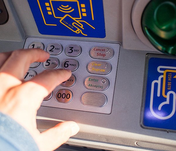 Duże zmiany w wypłacaniu gotówki. Bankomaty odchodzą do przeszłości-15996