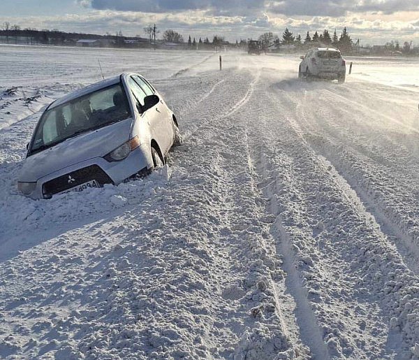 Drogi w regionie sparaliżowane przez śnieg - kilka zdarzeń drogowych!-16627