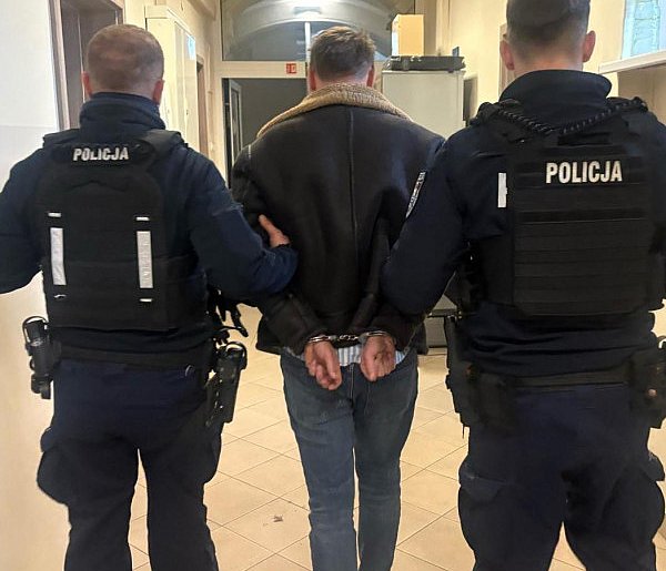 Policja zatrzymała poszukiwanego 39-latka z amfetaminą w Gostyninie