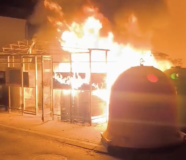 Groźny pożar w centrum Kutna: spłonęły śmietniki