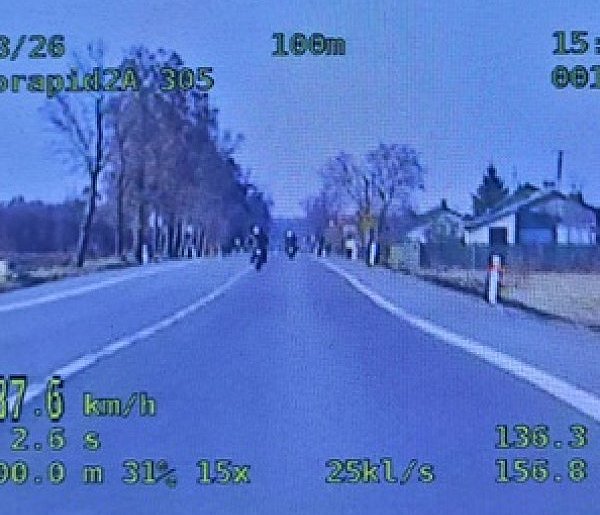 137 km/h motocyklem BMW w terenie zabudowanym. 63-latek stracił prawo jazdy