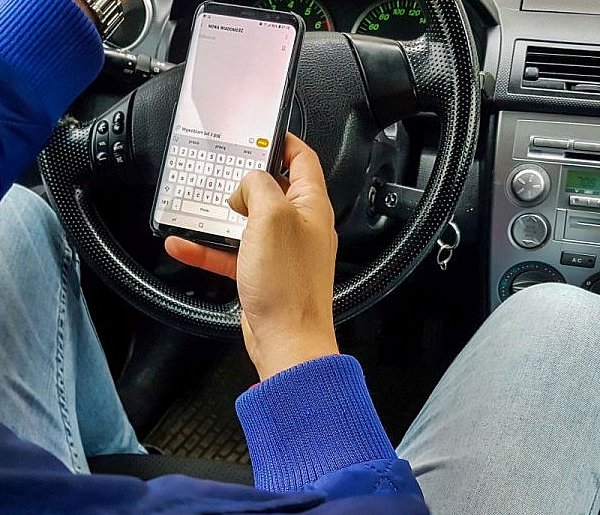 28 wykroczeń z użyciem telefonu. Policyjna akcja na kutnowskich drogach