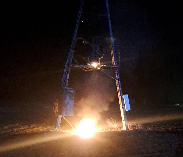 Chwile grozy w gminie Daszyna. Ogień pod słupem energetycznym w środku nocy