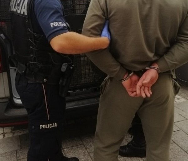 Interwencja policji w Kutnie: agresywny syn z marihuaną i kontrabandą