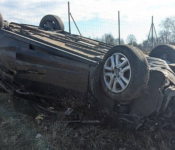 Dachowanie na A1 pod Kutnem. Na miejscu służby z dwóch powiatów