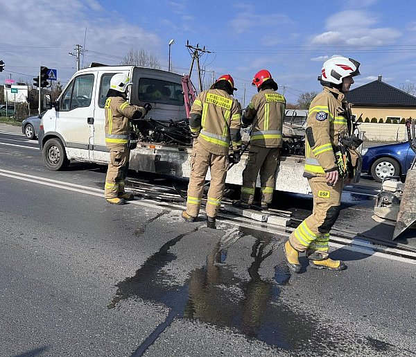 Pożar na skrzyżowaniu w Kutnie. Spłonęła tylna część dostawczaka