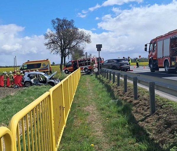 Groźny wypadek na DK92. Auto wypadło z drogi