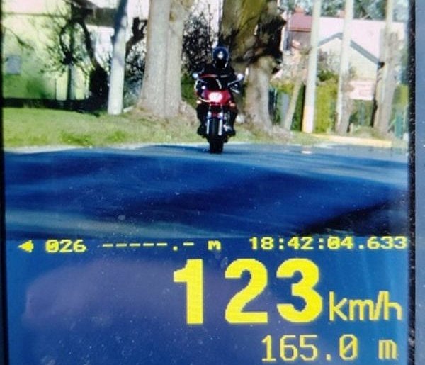 Sezon ruszył. KPP Kutno: 123 km/h motocyklem przez Gołębiewek Stary