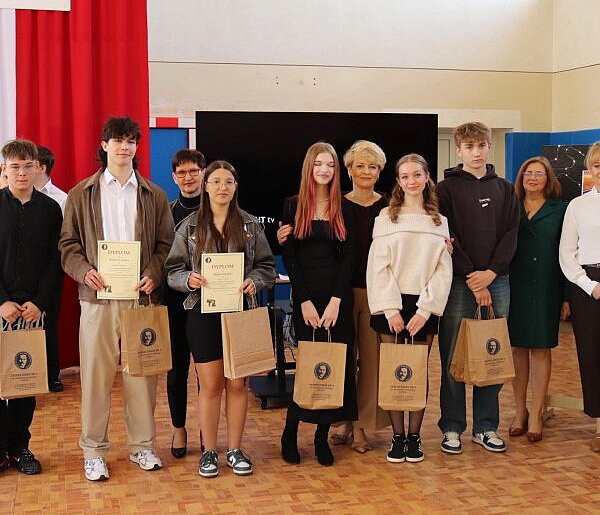 Święto Szkoły pełne sukcesów. Uczniowie odebrali nagrody w konkursach