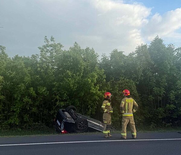 Poważny wypadek pod Kutnem. Jeden z pojazdów w rowie