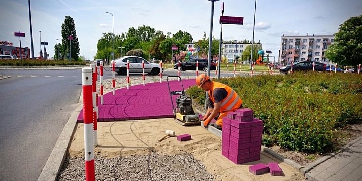 Różowe chodniki w Kutnie. Miasto Róż stawia na unikalny wygląd i porządek