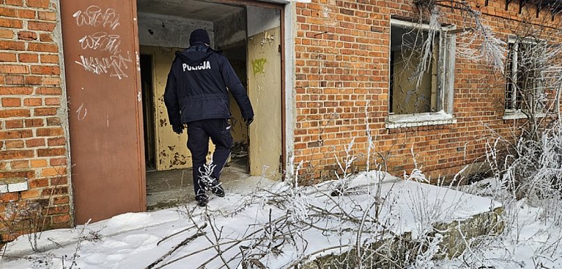 Leżał na ulicy w Kutnie. Szybka pomoc policjantów zapobiegła tragedii
