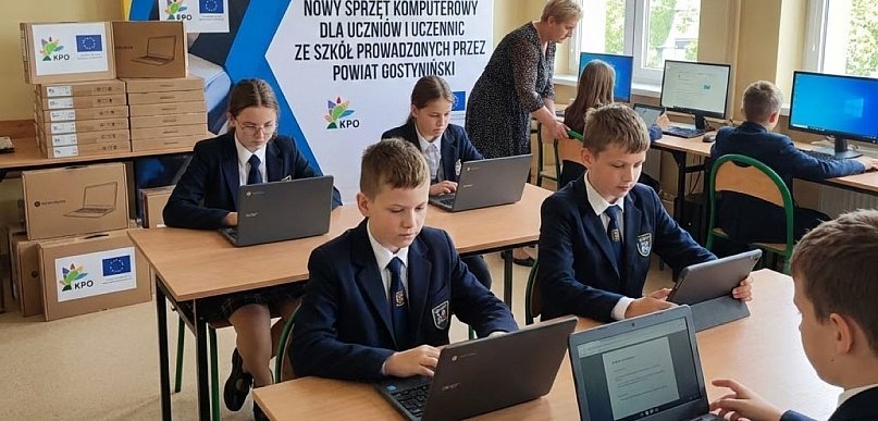 Powiat Gostyniński: nowoczesny sprzęt trafił do szkół