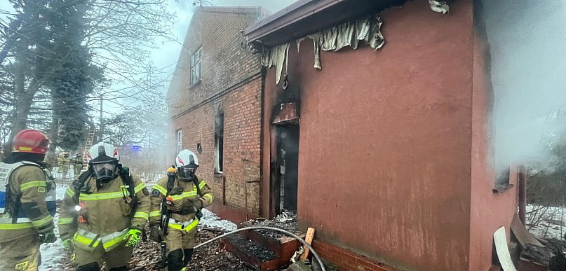 Nocny pożar w Kutnie, ogień w pustostanie przy ulicy Łąkoszyńskiej