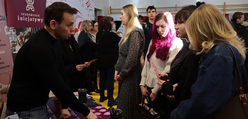 Akademicka przyszłość w Kutnie: Młodzież szuka drogi na targach edukacyjnych