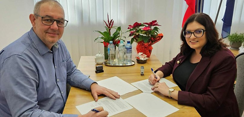 Szkoła podstawowa w Piątku otrzyma nowy dach. Gmina podpisała umowę