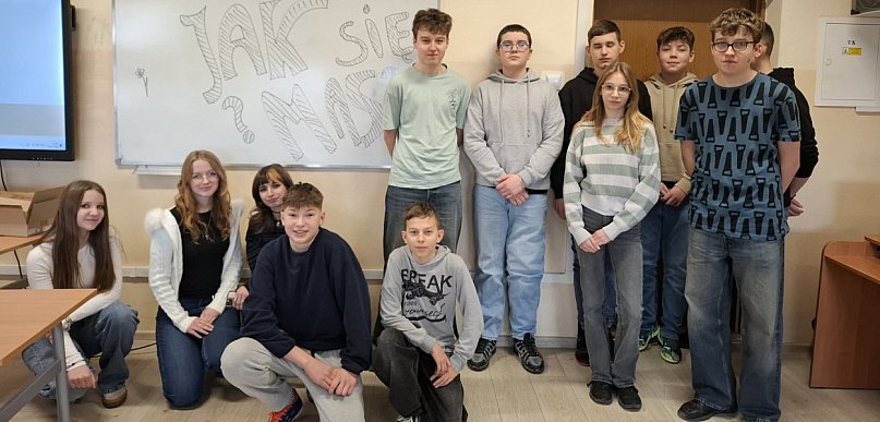 Uczennice liceum z prelekcją o zagrożeniach w sieci