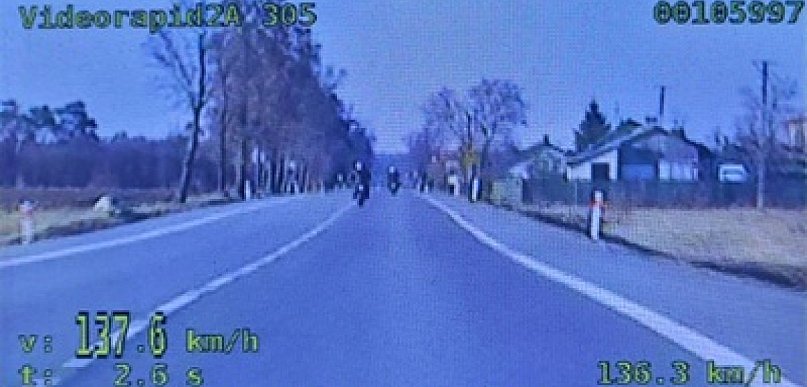 137 km/h motocyklem BMW w terenie zabudowanym. 63-latek stracił prawo jazdy