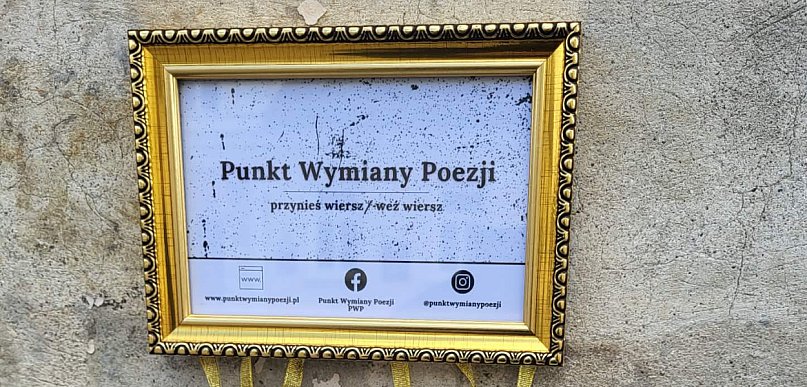 Tajemnicze ramki na murach Kutna. Poezja niespodziewanie wyszła na ulice miasta
