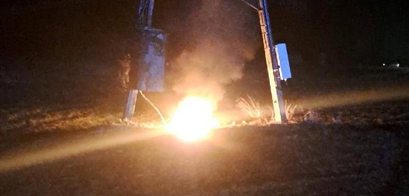 Chwile grozy w gminie Daszyna. Ogień pod słupem energetycznym w środku nocy