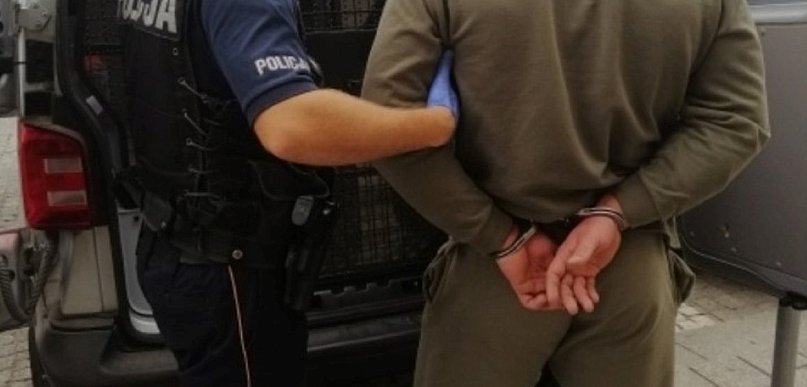 Interwencja policji w Kutnie: agresywny syn z marihuaną i kontrabandą