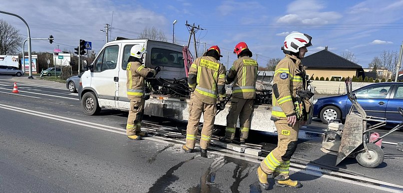 Pożar na skrzyżowaniu w Kutnie. Spłonęła tylna część dostawczaka