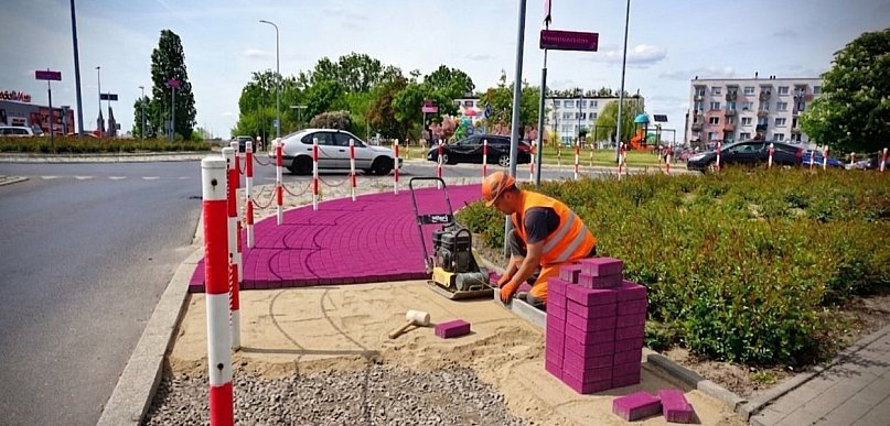 Różowe chodniki w Kutnie. Miasto Róż stawia na unikalny wygląd i porządek