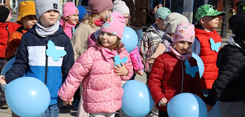 Tłumy na ulicach Kutna. Marsz na Niebiesko z ważnym przesłaniem