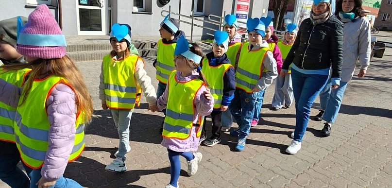 Niebieski przemarsz w Krośniewicach. Światowy Dzień Świadomości Autyzmu
