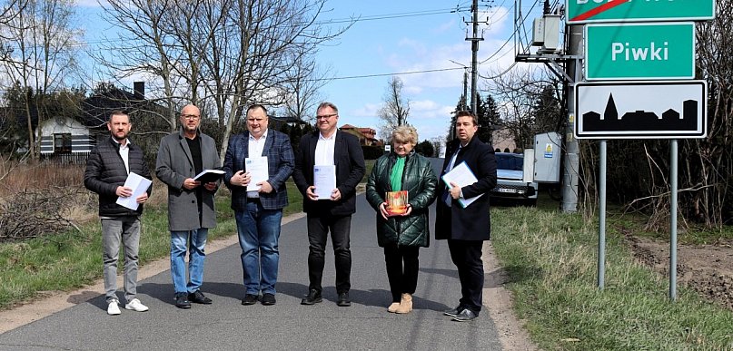 Mieszkańcy czekali latami. Chodnik w końcu powstaje
